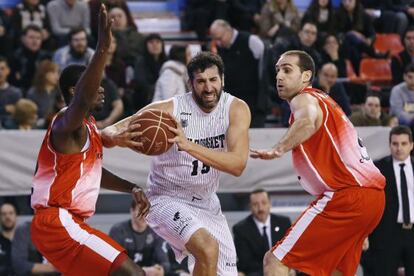 Mumbrú intenta avanzar con el balón entre Kouguere y Artega.