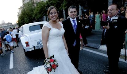 La policía escoltó el coche de una novia que se casaba a pocos metros de la Puerta de Alcalá.