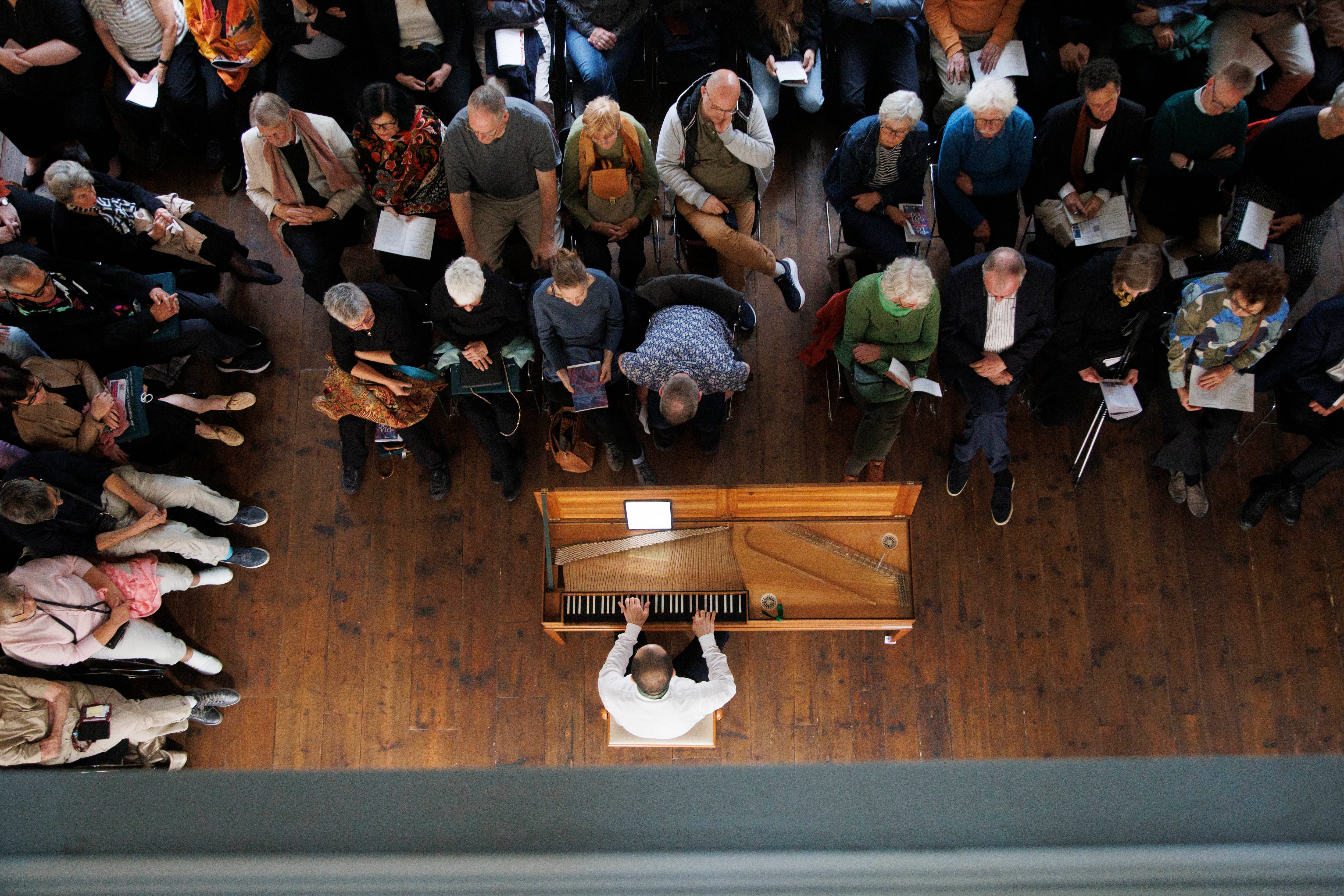 Mahan Esfahani toca el clavicordio para un público muy reducido en la Sala de Verano del Museo Bach de Leipzig.