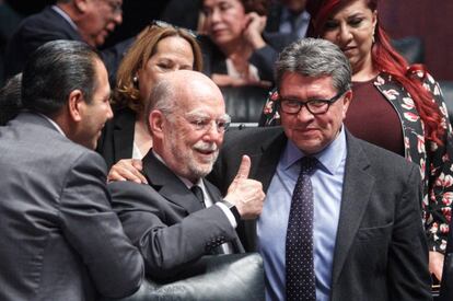 El ministro González Alcántara levanta el pulgar junto al senador Monreal, de Morena.