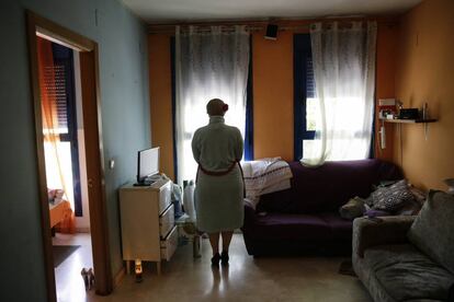 Clara, en el piso donde vive y trabaja en el paseo de las Delicias, 133.