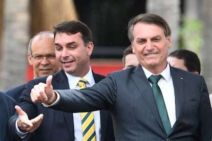 O senador Flávio Bolsonaro e o presidente Jair Bolsonaro, em novembro de 2019.