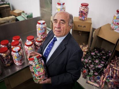 El empresario segoviano Onésimo Migueláñez posa con productos marca Migueláñez en la sede de la empresa, en Madrid.