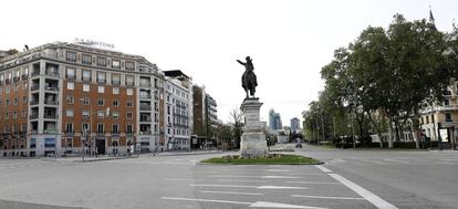 El Paseo de la Castellana vacío, una de las calles más emblemáticas de la capital durante el confinamiento