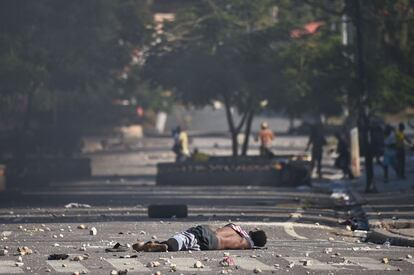 Según cifras oficiales, los altercados de la última semana han dejado almenos 9 muertos. En la foto, el cuerpo de un manifestante yace sobre una carretera frente al Palacio Nacional en Puerto Príncipe, el 13 de febrero de 2019. Los manifestantes movieron el cuerpo hacia la policía momentos antes, como forma de protesta.