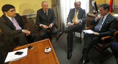 Miembros de Renovación Nacional durante una reunión este jueves.