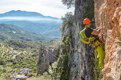 Un escalador en una pared de la vía ferrata de Gaucín, en Málaga.