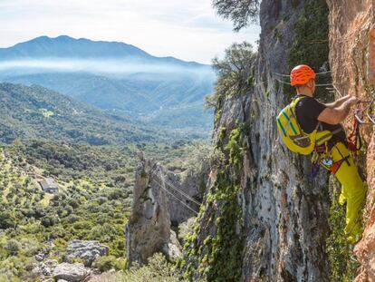 Un escalador en una pared de la vía ferrata de Gaucín, en Málaga. 