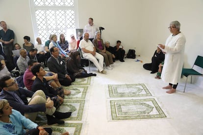 Seyran Ates, de pie a la derecha, durante la apertura de la mezquita Ibn-Rushd-Goethe en Berlín.