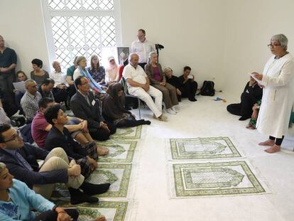 Seyran Ates, de pie a la derecha, durante la apertura de la mezquita Ibn-Rushd-Goethe en Berl&iacute;n. 