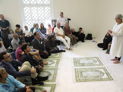 Seyran Ates, de pie a la derecha, durante la apertura de la mezquita Ibn-Rushd-Goethe en Berl&iacute;n. 