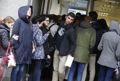 Correos ha comunicado que este miércoles y mañana abrirá hasta las doce de la noche las 500 oficinas donde hay mayor afluencia de ciudadanos para gestionar el voto por correspondencia. En la imagen, la gente se amontona en el exterior de la oficina de Guzmán el Bueno, en Madrid.