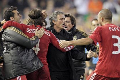 Mourinho celebra en la banda con sus jugadores el segundo tanto del partido logrado por Sergio Ramos.