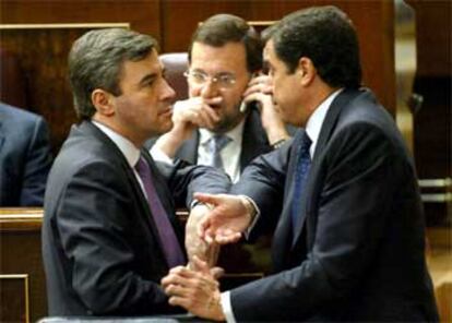 Zaplana, Acebes y Rajoy, ayer, en el Congreso.