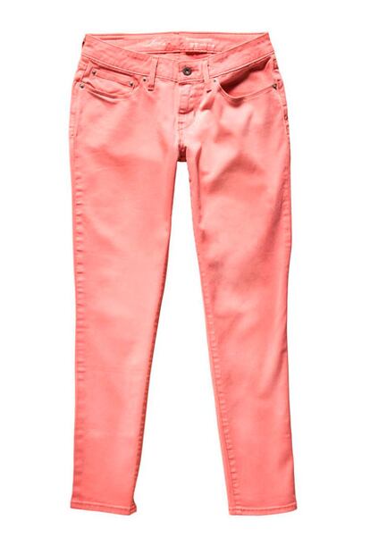 Ahora los jeans pitillo se tiñen de colores pastel. Los Levi´s Curve ID cuentan con una amplia paleta cromática. Precio: 109 euros