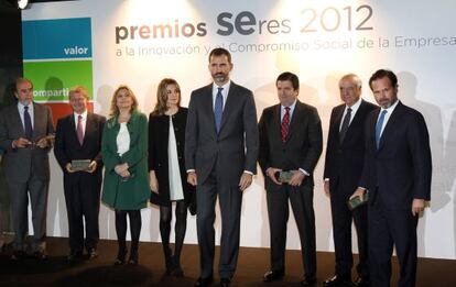 Los Pr&iacute;ncipes posan con los premiados.
 
 