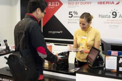 Un viajero realiza un pago en Barajas