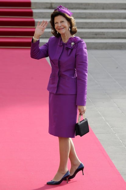 La reina Silvia de Suecia saluda a su llegada a la catedral.