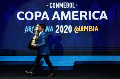 El exfutbolista Juninho Paulista carga el trofeo de la Copa América durante la presentación de la edición 2020, cancelada por la pandemia.