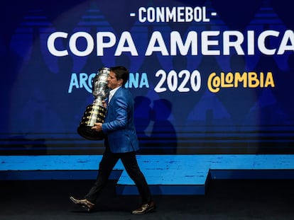 El exfutbolista Juninho Paulista carga el trofeo de la Copa América durante la presentación de la edición 2020, cancelada por la pandemia.