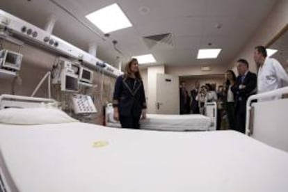 La ministra de Empleo, Fátima Báñez (i), en el buque hospital del Instituto Social de la Marina "Esperanza del Mar", que junto al "Juan de la Cosa", presta asistencia a la flota pesquera en el Atlántico norte y el banco subsahariano, durante el simulacro de atención a un barco accidentado que las dos embarcaciones han llevado a cabo hoy en aguas de la costa grancanaria.