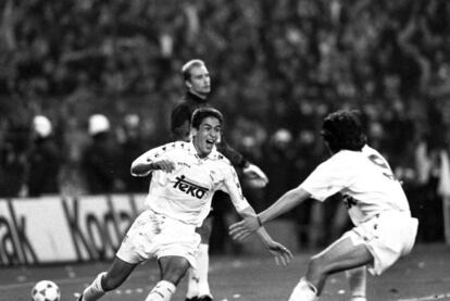 Raúl no tardó mucho en enmendar los errores que tuvo de cara a portería el día de su estreno. En su siguiente partido, una semana después y contra el Atlético de Madrid, Raúl marcó uno de los goles en la victoria (4-2) "merengue".