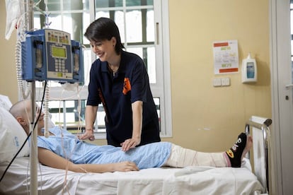 Voluntaria con niño enfermo de cáncer.