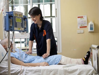 Voluntaria con niño enfermo de cáncer.