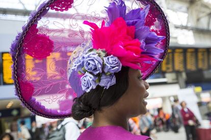 Las flores y los colores llamativos destacan en muchos de los tocados del público femenino asistente a las carreras de caballos en el Royal Ascot de Londres. 17 de junio de 2014.