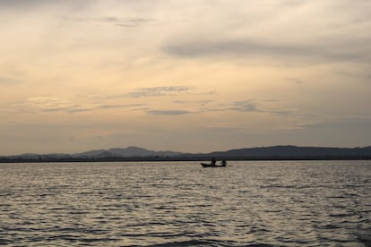 Pescadores regresan de trabajar.
