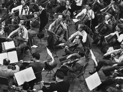 Otto Klemperer dirige a la Orquesta New Philharmonia para una grabación de la Novena de Beethoven en el Kingsway Hall de Londres en 1957.