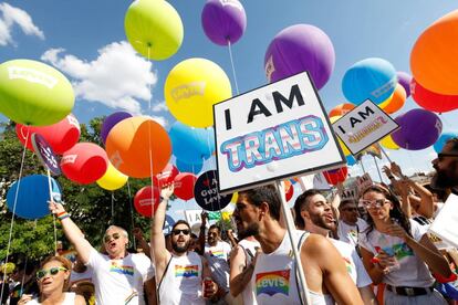 Participantes en la marcha del Orgullo Gay por el centro de Madrid.