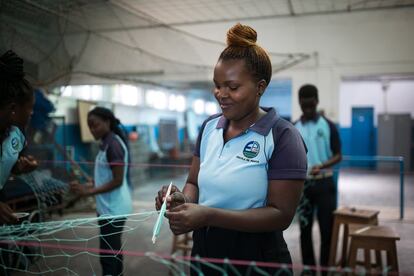 En la Escuela de Pesca de Matola, de 229 alumnos en 2020, 98 eran mujeres; la mayoría cursa acuicultura, formación que solo tiene cuatro estudiantes varones. En la imagen, un grupo de chicas aprende a tejer redes en un taller de la escuela, en Maputo, capital de Mozambique.