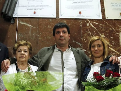 El alcalde de Errenteria, Julen Mendoza, posa junto a Juani (izquierda), viuda de José Luis Caso, y Naiara, hija de Manuel Zamarreño.