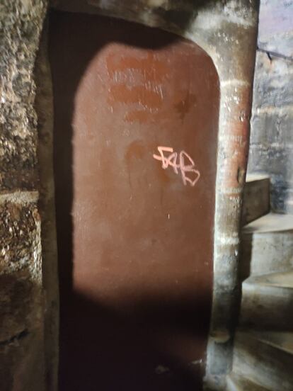 Una de las pintadas naranjas en el interior de El Micalet, de Valencia.