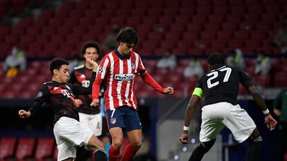 Joao Félix conduce el balón entre Musala y Alaba.