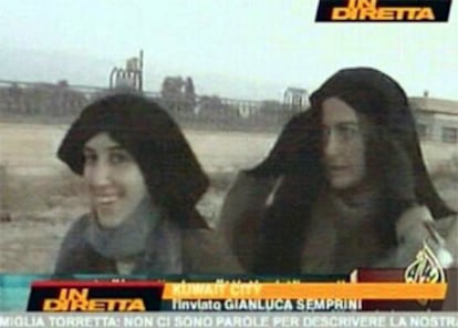 Imagen televisiva que muestra a las dos cooperantes italianas, sonrientes, instantes después de ser liberadas.