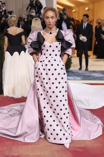 La modelo y actriz Adwoa Aboah escogió un vestido con plumetti en rosa y negro, de Tory Burch.