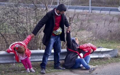 Una familia de kurdos iraquíes llega a Idomeni a pie.