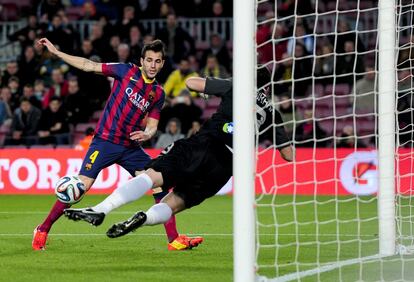 Cesc Fabregas y Enaut Zubikarai durante la Copa del Rey