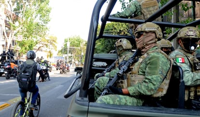 Policías custodian decomiso de cocaína