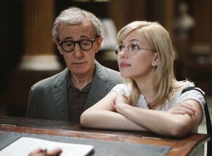 Woody Allen y Scarlett Johansson, en un fotograma de <i>Scoop.</i>