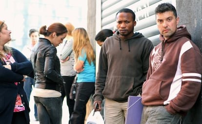 Varias personas hacen cola en una oficina de empleo en Bilbao.