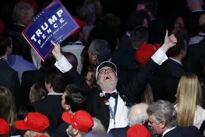 Seguidores de Donald Trump esperan los resultados de los comicios presidenciales, en el New York Hilton Midtown de Nueva York (Estados Unidos). 