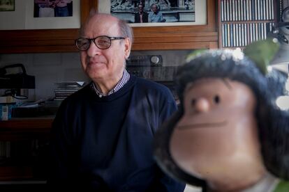 Quino posa en su casa en Buenos Aires el 26 de agosto de 2012.