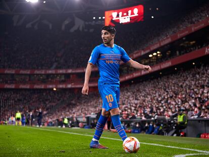 Carlos Soler se dispone a lanzar un córner en San Mamés.