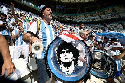 Seguidores argentinos en las gradas del estadio Lusail momentos antes del comienzo del partido entre las selecciones de Argentina y Arabia Saudí. 