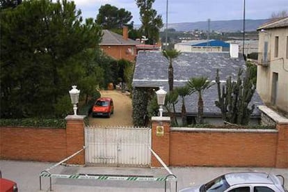 Exterior del chalé de Canals (Valencia) que fue asaltado hace un mes por una banda de atracadores.