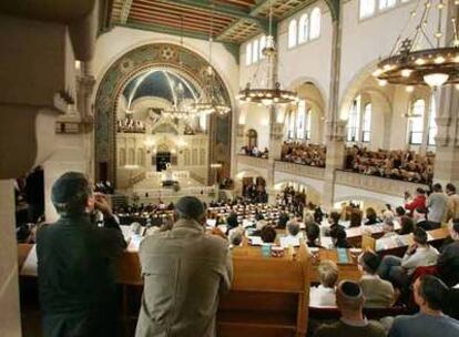 Fieles judíos participan en una ceremonia en la restaurada sinagoga de Berlín.