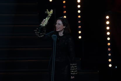 Aitana Sánchez-Gijón al recibir el premio a mejor actriz protagonista de teatro, en los Premios Talía 2025.
